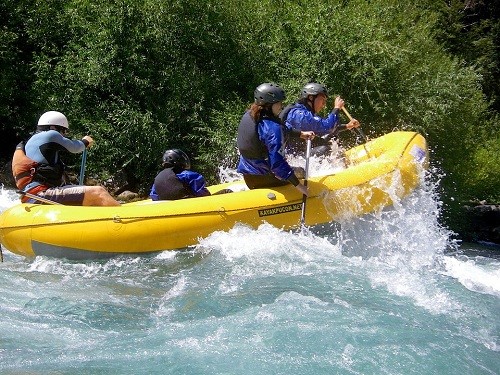 Louez une voiture pour rejoindre les sites de canyoning et de rafting de La Réunion.